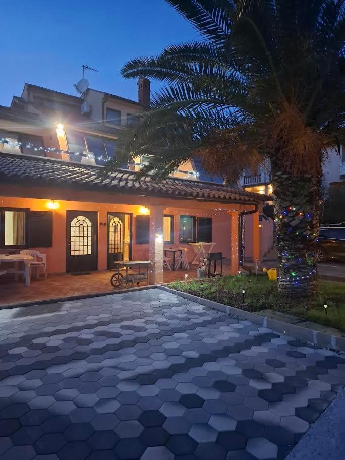 Apartmani Delas Pjescana Uvala Exterior foto